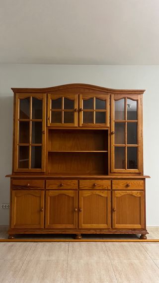 Mueble de comedor de madera y cristal