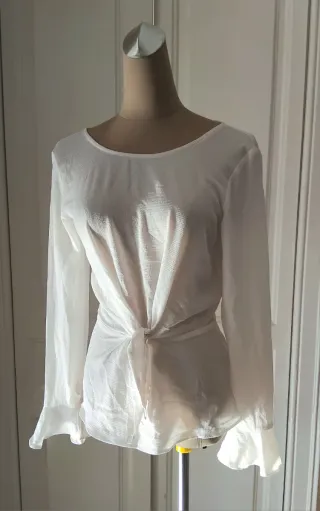 Blusa blanca con volantes