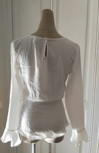 Blusa blanca con volantes