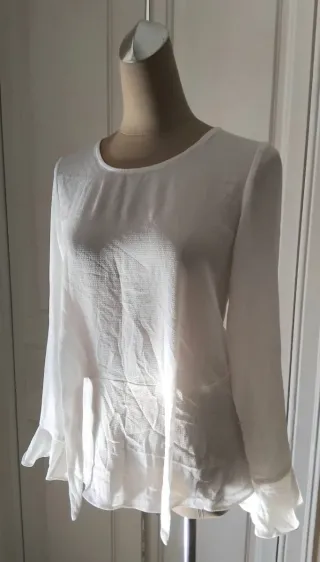 Blusa blanca con volantes
