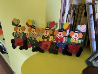Percha de madera con 5 payasos