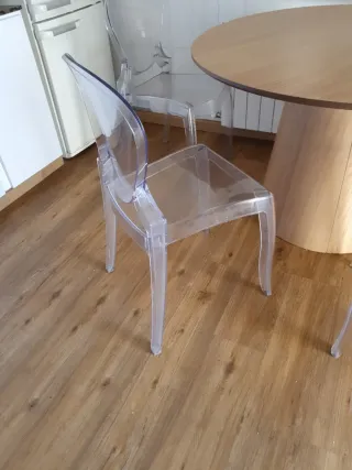 Mesa redonda y 4 sillas transparentes