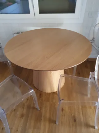 Mesa redonda y 4 sillas transparentes