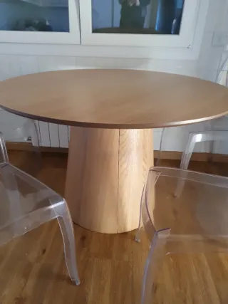 Mesa redonda y 4 sillas transparentes