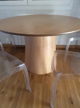 Mesa redonda y 4 sillas transparentes