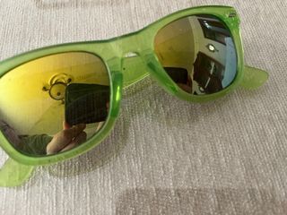 Gafas de sol verdes y amarillas