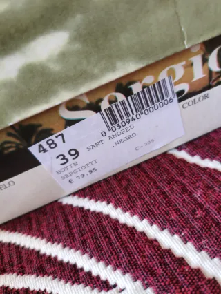 Botines Negros. Diseño arrugado. A estrenar! Marca