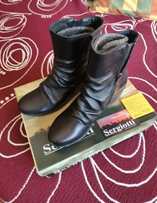 Botines Negros. Diseño arrugado. A estrenar! Marca