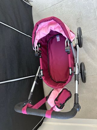 Carrito de muñecas rosa y granate