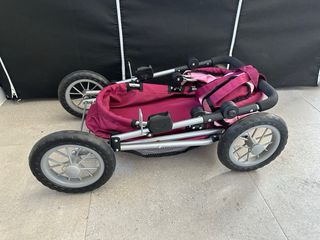 Carrito de muñecas rosa y granate