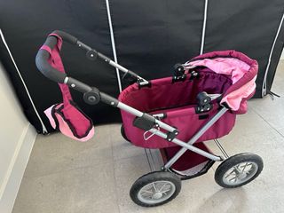 Carrito de muñecas rosa y granate