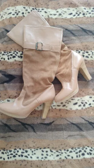 Botas de piel beige y marrón