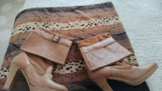 Botas de piel beige y marrón