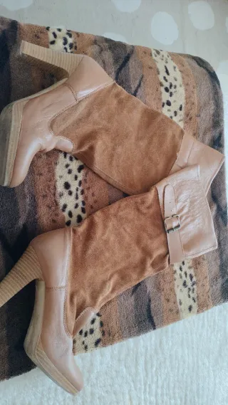 Botas de piel beige y marrón