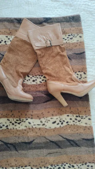 Botas de piel beige y marrón