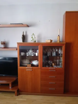 Mueble de salón madera cerezo con mesa y sillas