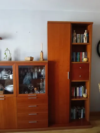 Mueble de salón madera cerezo con mesa y sillas