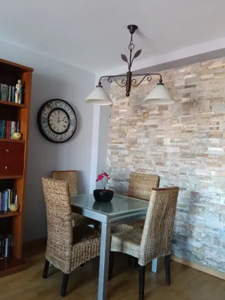 Mueble de salón madera cerezo con mesa y sillas