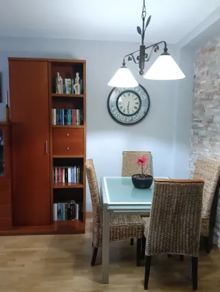 Mueble de salón madera cerezo con mesa y sillas