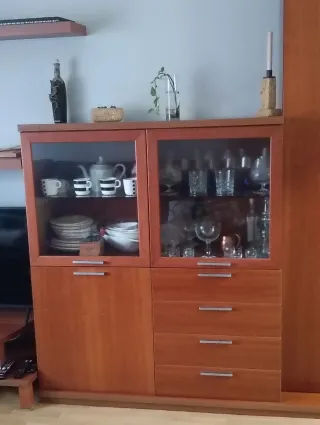 Mueble de salón madera cerezo con mesa y sillas