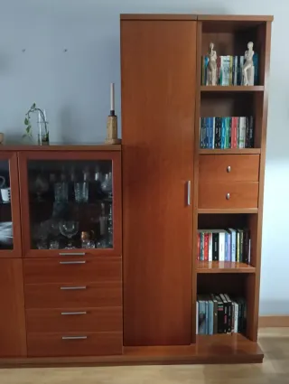 Mueble de salón madera cerezo con mesa y sillas