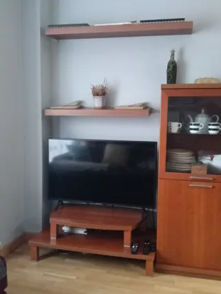 Mueble de salón madera cerezo con mesa y sillas