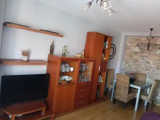 Mueble de salón madera cerezo con mesa y sillas