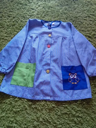 Bata infantil cuadros azules y bolsillo búho