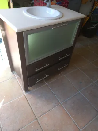 Mueble de baño con lavabo y grifo