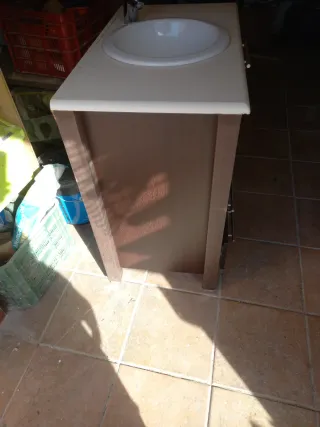 Mueble de baño con lavabo y grifo