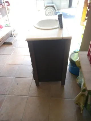 Mueble de baño con lavabo y grifo