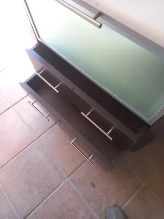 Mueble de baño con lavabo y grifo