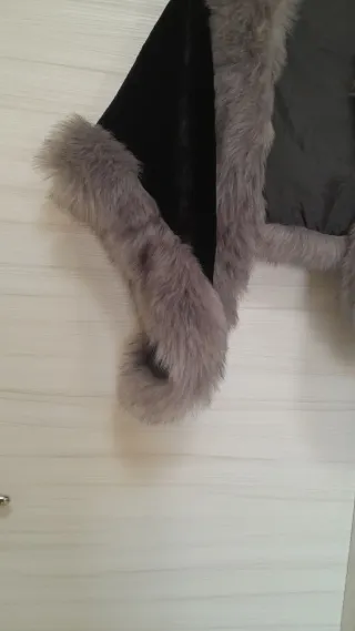 Mantella con pelliccia sintetica nera e grigia