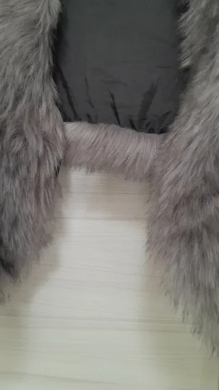 Mantella con pelliccia sintetica nera e grigia