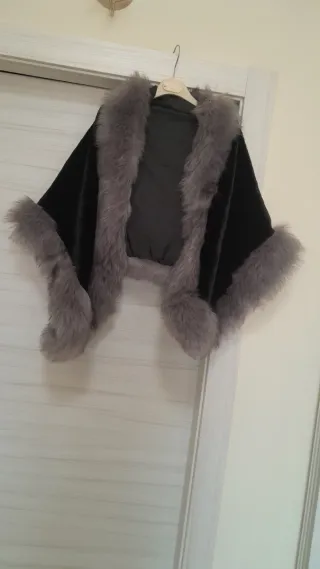 Mantella con pelliccia sintetica nera e grigia