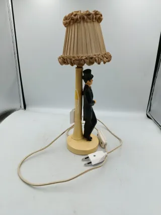 LÁMPARA DE MESA CON FIGURA DE CABALLERO