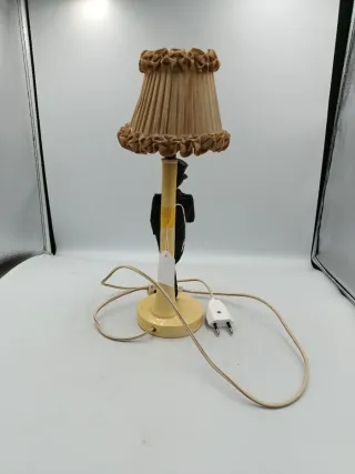 LÁMPARA DE MESA CON FIGURA DE CABALLERO