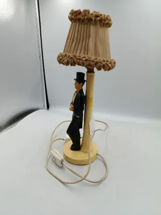 LÁMPARA DE MESA CON FIGURA DE CABALLERO