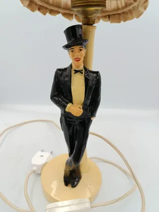 LÁMPARA DE MESA CON FIGURA DE CABALLERO