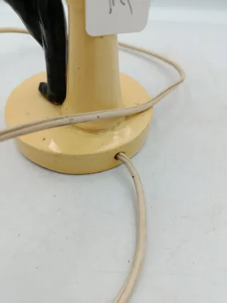 LÁMPARA DE MESA CON FIGURA DE CABALLERO