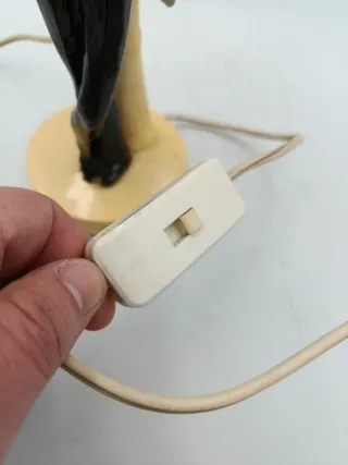 LÁMPARA DE MESA CON FIGURA DE CABALLERO