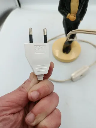 LÁMPARA DE MESA CON FIGURA DE CABALLERO