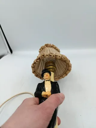 LÁMPARA DE MESA CON FIGURA DE CABALLERO