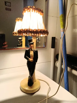 LÁMPARA DE MESA CON FIGURA DE CABALLERO