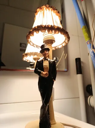 LÁMPARA DE MESA CON FIGURA DE CABALLERO