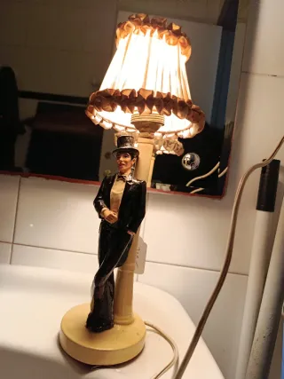 LÁMPARA DE MESA CON FIGURA DE CABALLERO