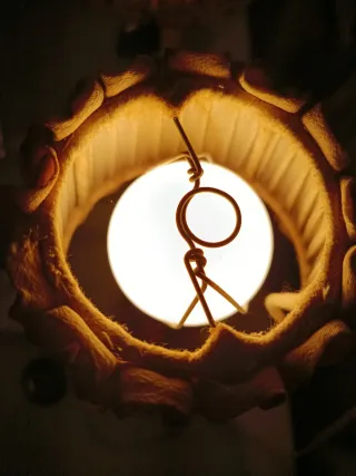 LÁMPARA DE MESA CON FIGURA DE CABALLERO