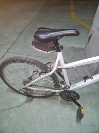 Bicicleta de montaña Btwin blanca