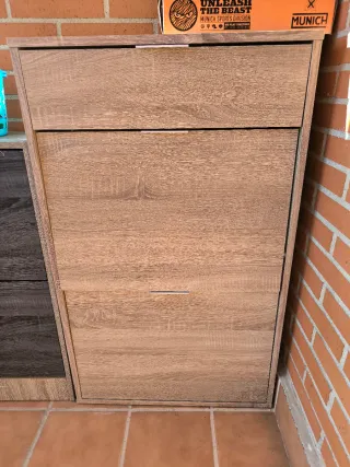 Zapatero de madera color beige y marrón