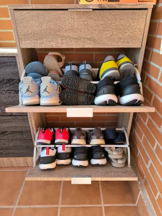 Zapatero de madera color beige y marrón